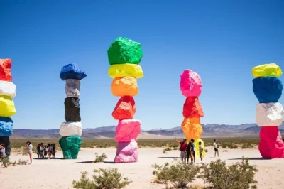 Erlebe die wüstenluft am grand canyon west, spaziere über den hoover dam und fotografiere die 7 magic mountains bei einem kleinen gruppenausflug ab las vegas mit hotelabholung und mittagessen.