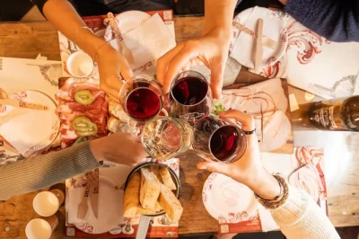 Découvrez le quartier des navigli à milan au coucher du soleil avec un tour gourmand : cocktails, dégustations de vins, street food et gelato, guidé par un local. groupes réduits.