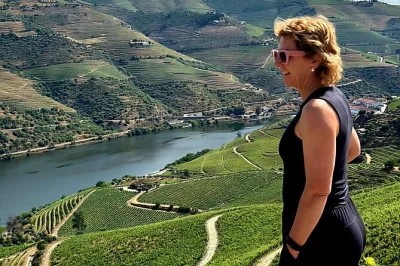 Douro-tal, historische weingüter und flusskreuzfahrt ab porto. genieße wein- und olivenölproben, ein rustikales mittagessen und eine entspannte bootstour mit kleinem guide-team.