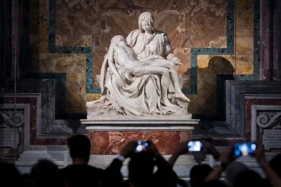 Sinta a magia da capela sistina, admire a pietà de michelangelo e explore os tesouros do vaticano com guia. entrada sem fila e fones inclusos.