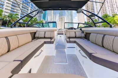 Erlebe miami vom privaten boot mit kapitän, inselbädern und skyline-blick. byob, schwimmmatte und flexible gruppengrößen inklusive – jetzt termin sichern.