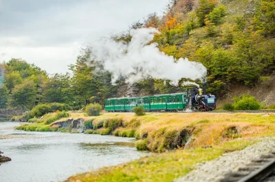 Scopri il fascino selvaggio della patagonia in un’escursione da ushuaia: viaggio sul tren del fin del mundo, passeggiata tra i boschi di tierra del fuego e visita alla baia lapataia. biglietto inclu