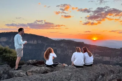 Descubre los bosques de eucaliptos, observa canguros salvajes y disfruta del atardecer sobre las three sisters en esta excursión en grupo pequeño por las blue mountains con almuerzo picnic incluido.