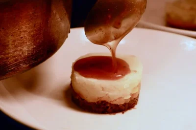 Descubre edimburgo con un guía local, prueba haggis, quesos escoceses y whisky single malt, y sorpréndete con un plato secreto. tour en grupo incluido.