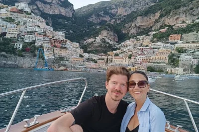 Parti da positano in barca verso amalfi con un piccolo gruppo, nuota in calette nascoste, gusta prosecco e limoncello, e scopri i borghi marinari con un capitano locale.