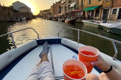 Scivola nella laguna sud di venezia con un tour privato in barca—visita giudecca, bacino s. marco e le isole più tranquille. skipper, carburante e pickup flessibile inclusi.