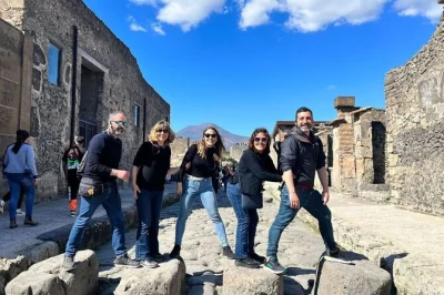 Descubre las calles antiguas de pompeya, prueba vinos del vesubio y evita las multitudes con este tour en tren rápido desde roma—almuerzo incluido.