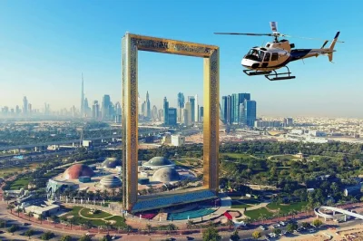 Erlebe dubai aus der luft: helikopter-tour über palm jumeirah, burj khalifa und jumeirah beach mit live-kommentar und kleinen snacks. einfach buchen und genießen.