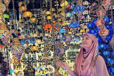 Scopri il fascino notturno del cairo: passeggia nel mercato di khan el-khalili, gusta un tè alla menta da el fishawi, naviga sul nilo in feluca condivisa e assapora una cena tradizionale con pickup d