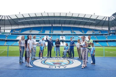 Descubre el estadio etihad de manchester: recorre el túnel de jugadores, siéntate junto al campo y vive exposiciones inmersivas con guía local. opciones accesibles incluidas.
