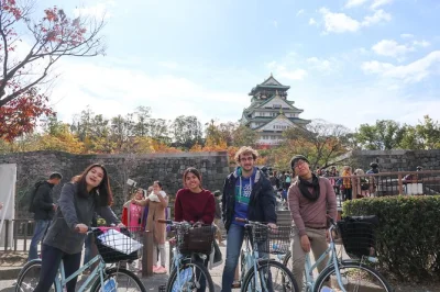 Erkunde osakas viertel mit dem rad, besuche osaka castle, genieße okonomiyaki und grünen tee mit snacks. kleine gruppe, fahrradverleih und lokaler guide inklusive.