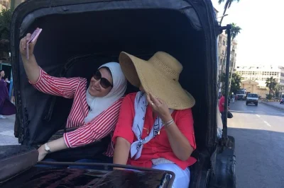 Entdecke alexandrias katakomben von kom el shoqafa, die zitadelle qaitbay, das römische amphitheater und die berühmte bibliothek. inkl. abholung & Ägyptologen als guide.