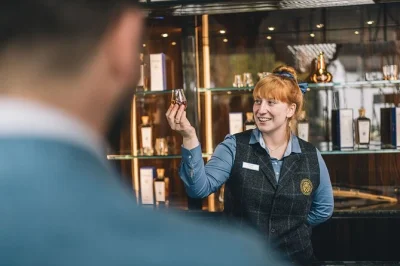 Descubre la belleza salvaje de las tierras altas de escocia en una excursión desde edimburgo: visita las kelpies, prueba whisky en glenturret y pasea por el bosque de hermitage.