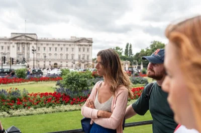 Empieza en buckingham palace, pasea por los parques reales y contempla el big ben con un grupo pequeño. incluye cambio de guardia en días selectos y guía local—reserva tu tour a pie por londres.
