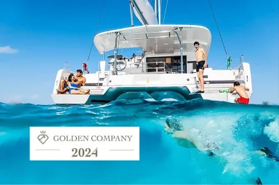 Erlebe eine katamaran-tour ab mykonos mit schwimmen auf rhenia, fotos bei delos, frisch zubereitetem mittagessen, getränken und hoteltransfer.