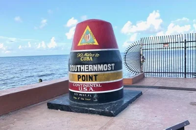Erlebe key west hautnah bei einer kleinen geführten tour – von der kubanischen sandalenmanufaktur bis zu hemingways haus und dem berühmten southernmost point.