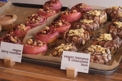 Bite into brighton’s artisan donut scene, wander north laine, sip tea in quirky shops, and get local bakery tips from your guide. includes all tastings.