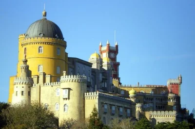 Scopri i palazzi di sintra, passeggia nei giardini di pena e ammira le scogliere di cabo da roca in un tour di gruppo da lisbona con biglietti inclusi e trasferimento dall’hotel.