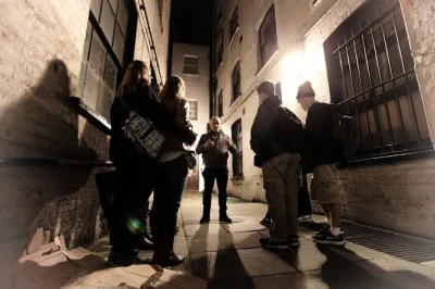 Descubre el lado oscuro de londres con un experto local, historias escalofriantes de asesinos en serie, teorías de jack el destripador y secretos poco conocidos. incluye recogida y libro firmado.