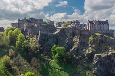 Descubre el castillo de edimburgo con un guía local, escucha historias centenarias y disfruta de tu entrada para explorar la fortaleza y sus museos a tu ritmo.