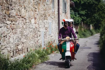 Découvrez la toscane en vespa depuis florence, admirez les paysages locaux et savourez un déjeuner authentique avec vin dans les collines. guide et vespa inclus.