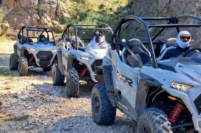 Scopri rodi a bordo di un buggy polaris, guida off-road con esperti locali, assaggia i sapori dell’isola e approfitta del transfer dall’hotel. piccolo gruppo e sosta degustazione inclusi.