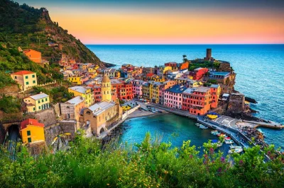 Découvrez les couleurs des cinque terre, savourez un pesto frais à vernazza et admirez la tour de pise lors d’une excursion d’une journée en petit groupe au départ de florence avec prise en ch