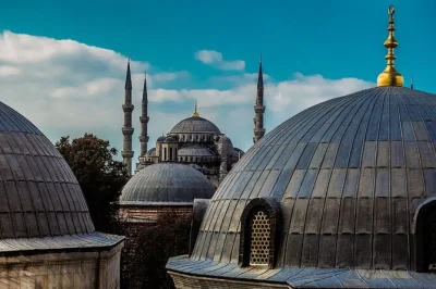 Descubre el corazón histórico de estambul: visita hagia sophia, la mezquita azul y el gran bazar con guía privado. incluye entrada rápida y transporte público.
