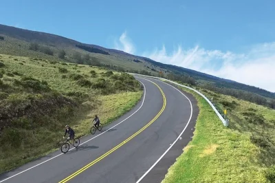 Erlebe den adrenalinkick auf der haleakala-abfahrt auf maui – mit top gewarteten bikes, insider-tipps und entspanntem ausklang in paia. shuttle und ausrüstung inklusive.