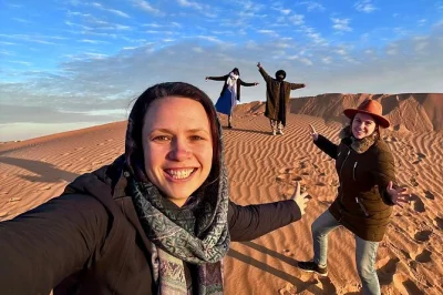 Erlebe die erg chebbi dünen, kamelritte bei sonnenuntergang und den tizi-n-tichka pass auf dieser 3-tägigen tour von fes nach marrakech mit lokalem guide und transport inklusive.