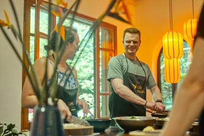 Erlebe hanois lebendige märkte, koche in einer ruhigen gartenvilla und teile geschichten bei hausgemachten gerichten. inkl. abholung, mittagessen & lokaler guide.