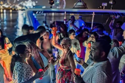 Erlebe dubai bei nacht auf einer 4-stündigen yachtparty mit bbq, open bar und live-dj. vorbei an marina & ain dubai mit freunden. getränke und crew inklusive.