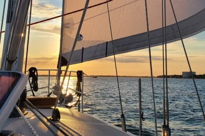 Erlebe charleston harbor auf einer privaten yacht mit byob, delfinen und historischen highlights wie fort sumter. inklusive crew, getränken und flexiblem catering.