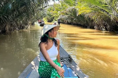 Scopri il delta del mekong con una gita da ho chi minh city: visita la pagoda vinh trang, naviga i canali in sampan e gusta un pranzo locale con pick-up incluso.