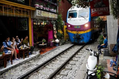 Erlebe hanoi hautnah bei einer privaten halbtagestour – schlendere die train street entlang, probiere eierkaffee, besuche alte pagoden und lebhafte märkte. inkl. abholung, guide und eintritt.