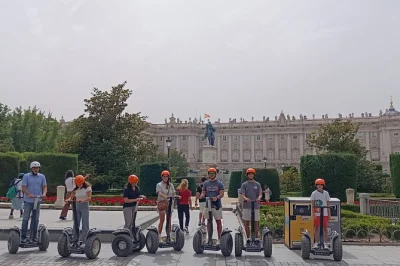 Découvrez madrid en segway privé, avec arrêts à la plaza mayor, la cathédrale almudena et la puerta del sol. guide et initiation inclus.