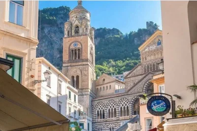 Descubra as escadarias coloridas de positano, as praças vibrantes de amalfi e os jardins tranquilos de ravello em um tour privado pela costa amalfitana com transporte saindo de sorrento ou nápoles.