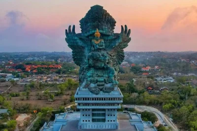 Découvrez water blow à nusa dua, admirez la statue garuda wisnu kencana, détendez-vous sur la plage de pandawa et vivez la danse kecak au coucher du soleil—voiture privée et déjeuner inclus.