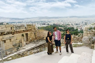 Comienza tu mañana en atenas con acceso temprano a la acrópolis, disfruta del partenón sin multitudes y recorre antiguos teatros con un guía local. entrada sin colas incluida.