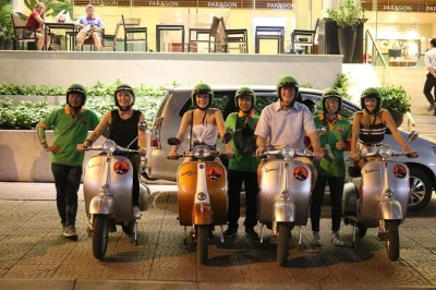 Saigon entdecken bei einer vespa-tour durch die straßen mit street food, meeresfrüchten, live musik und dem pulsierenden nachtleben. inkl. essen, getränke und hoteltransfer.