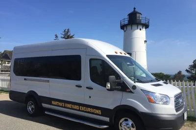 Entdecke martha’s vineyard mit seinen sechs orten, den bunten aquinnah cliffs, menemsha hafen und den berühmten gingerbread houses – 3 stunden tour im klimatisierten van mit lokalem guide.