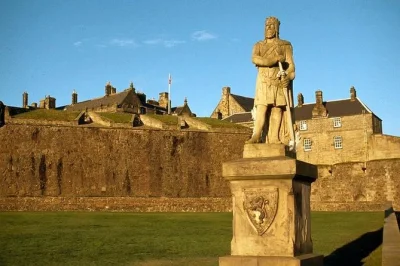Descubre el aire puro de loch lomond, recorre las verdes colinas de los trossachs y explora las historias del castillo de stirling en esta excursión desde glasgow con guía local y recogida fácil.