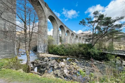 Sigue el tren de vapor jacobita desde edimburgo hasta glenfinnan viaduct, explora la belleza salvaje de glencoe y disfruta paradas en las highlands con guía local y opciones de comida.