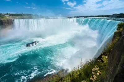 Erlebe die gischt bei der maid of the mist bootsfahrt, spaziere unter tosenden wasserfällen der cave of the winds und genieße panoramaausblicke von goat island. inkl. abholung und eintritt.