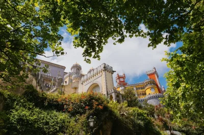 Scopri i palazzi incantati e i giardini segreti di sintra con ingresso guidato a pena palace e quinta da regaleira, tempo libero nel centro storico e pick-up da lisbona.