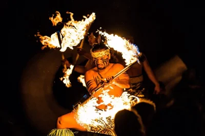 Erlebe oahus spirit beim mauka warriors luau – polynesische kriegergeschichten, mitmach-kochen und ein festmahl mit getränkeservice am tisch. inkl. aktivitäten & show.