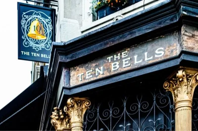 Descubre el oscuro pasado de whitechapel con un tour a pie de jack el destripador. recorre escenas reales del crimen, escucha historias escalofriantes y pasea por brick lane con un guía local.