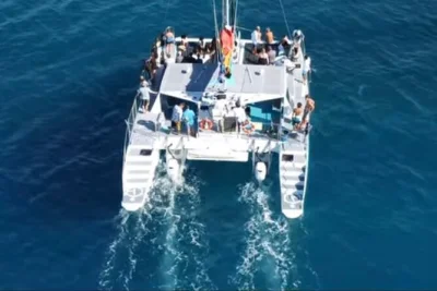 Disfruta de un paseo relajado en catamarán desde waikiki beach rumbo a diamond head. cócteles ilimitados, ambiente tranquilo y atención de la tripulación local, todo incluido.