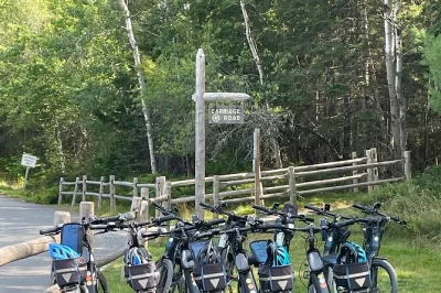 Disfruta la brisa en las carriage roads de acadia con un tour en ebike autoguiado. incluye clase, casco, candado, mapa y tips locales—salida desde bar harbor.
