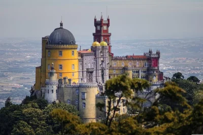 Scopri i palazzi di sintra, passeggia nei giardini di regaleira e ammira le scogliere di cabo da roca. biglietti, trasporto e visite guidate inclusi.